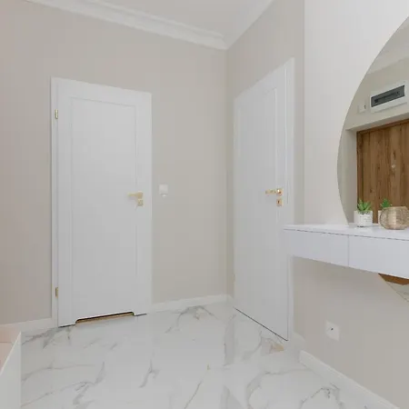 Bright & Elegant By Renters Apartment